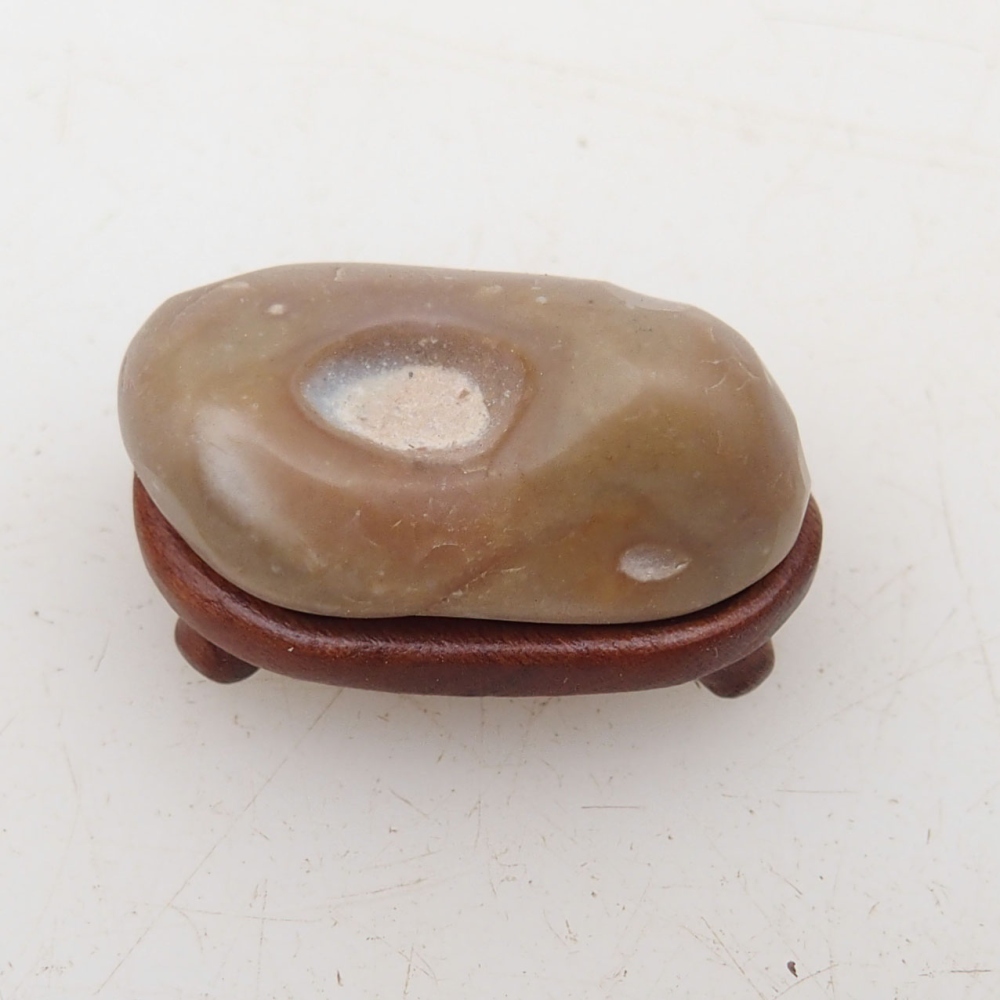 Suiseki - Pietra con DAI (base in legno)