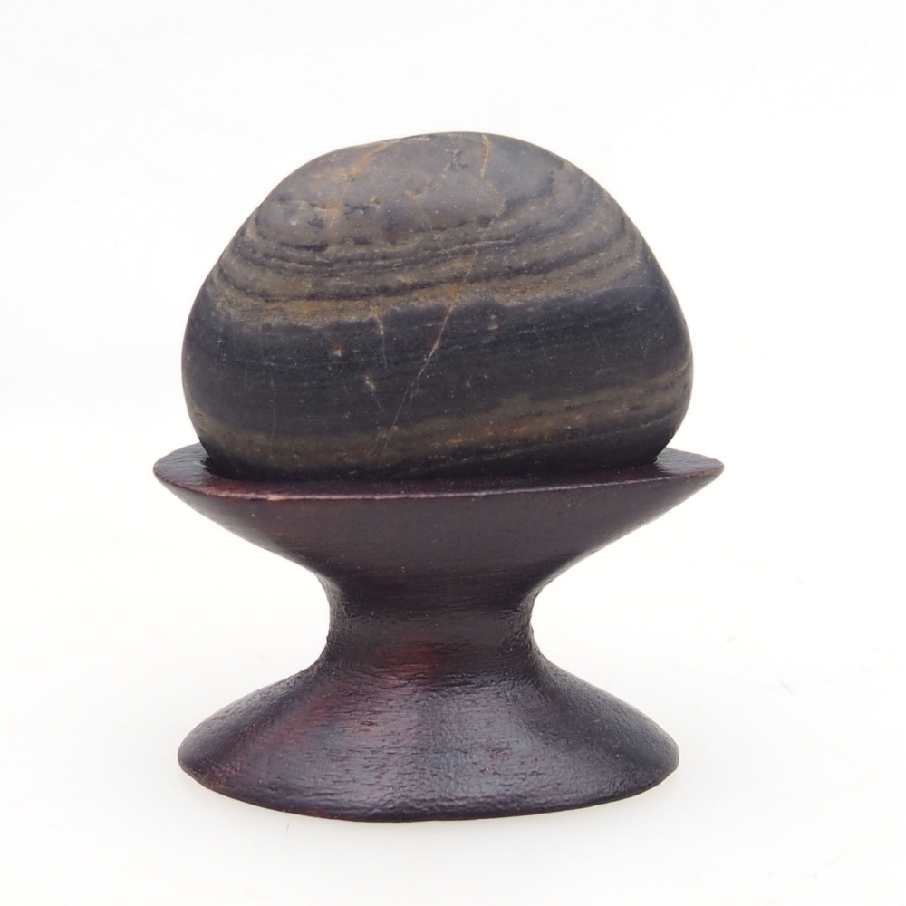 Suiseki - Pietra con DAI (base in legno)