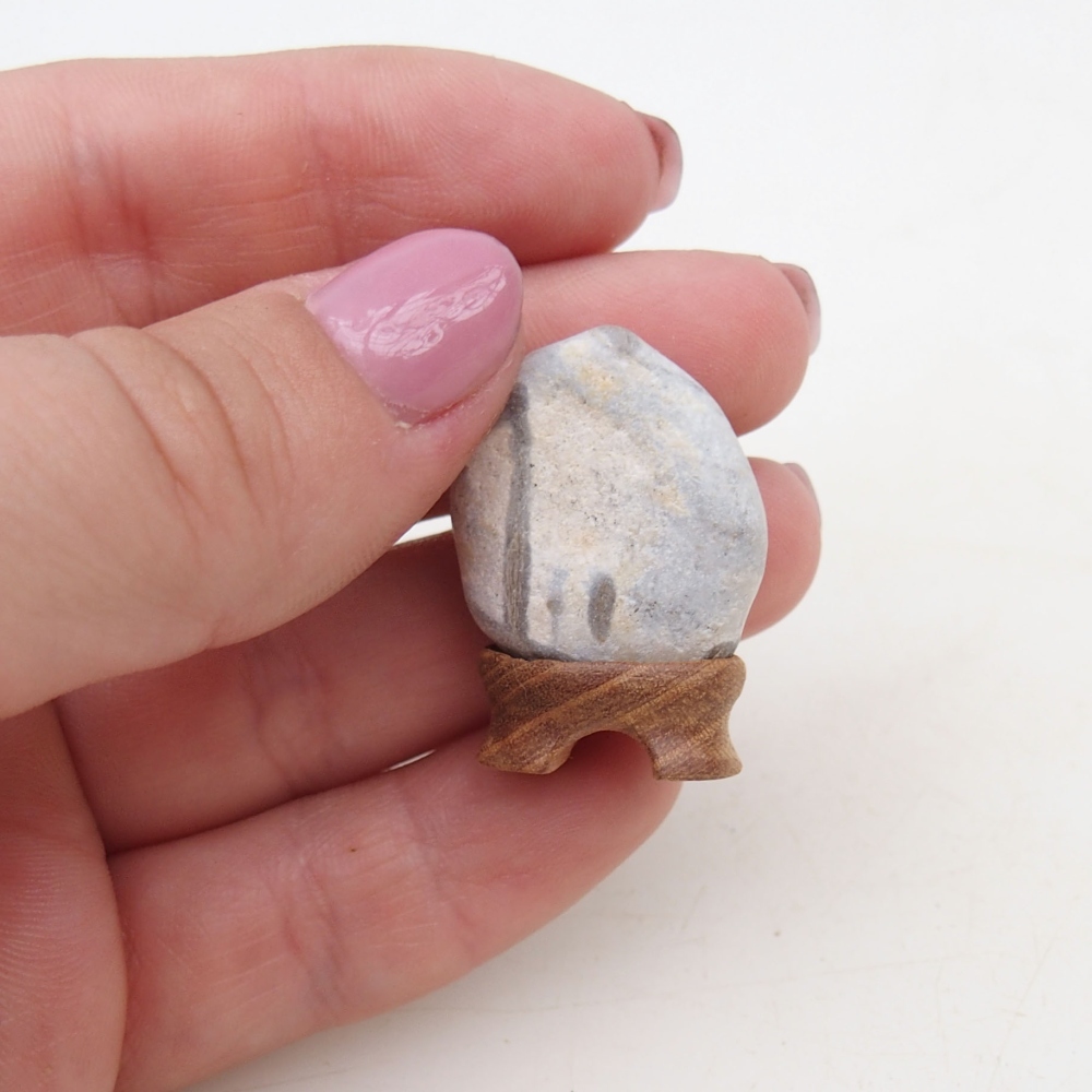 Suiseki - Pietra con DAI (base in legno)