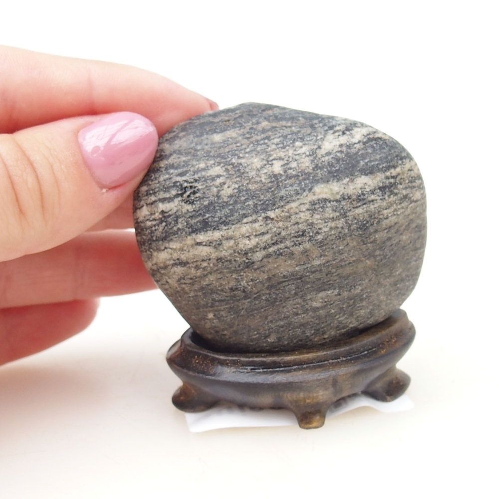 Suiseki - Pietra con DAI (base in legno)